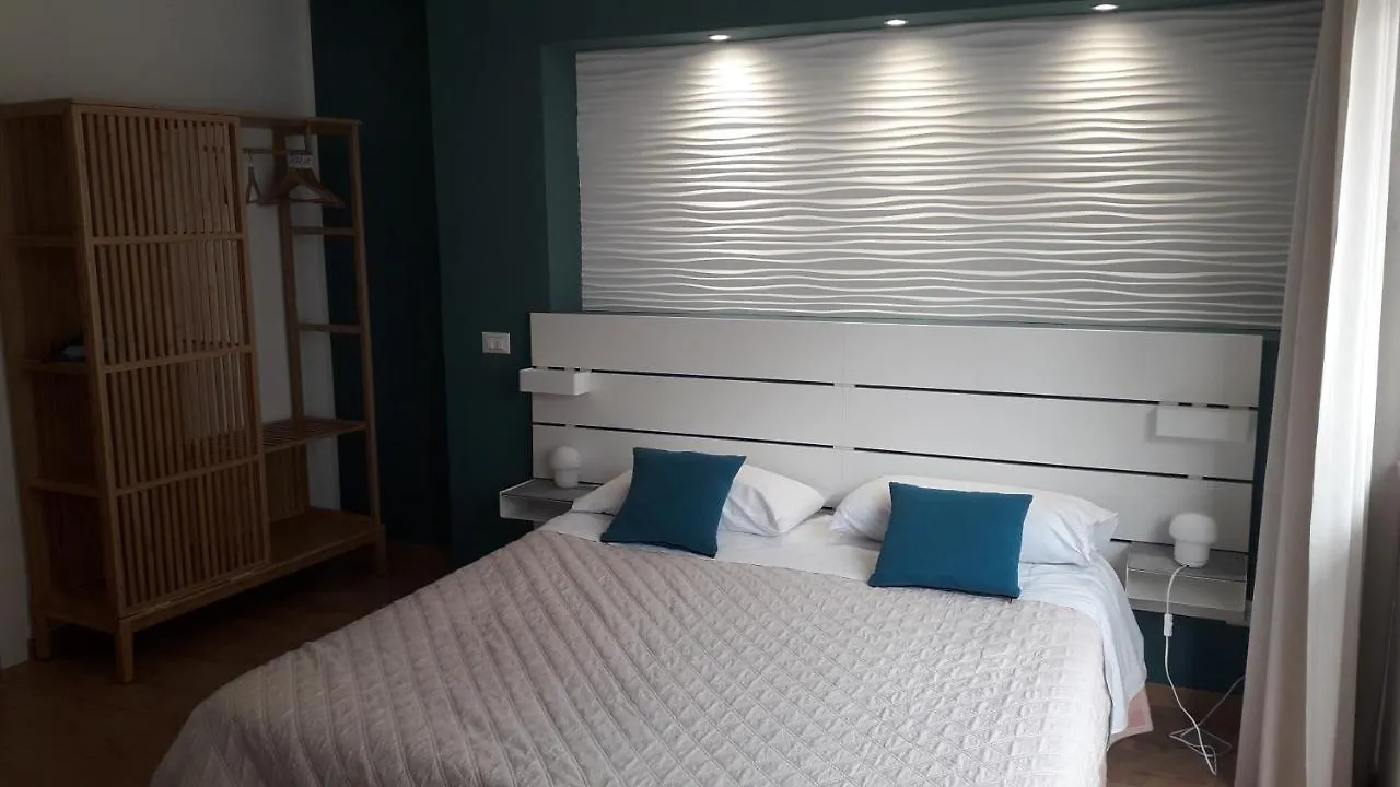 تيراسيني I Faraglioni Comfort Rooms 2*,  إيطاليا